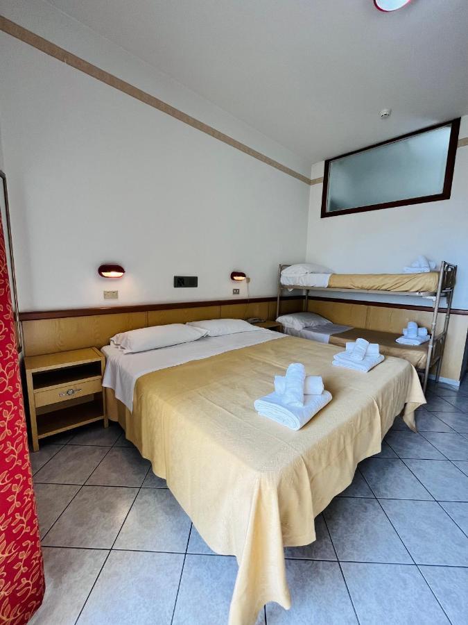Hotel Columbia Frontemare Rimini Dış mekan fotoğraf
