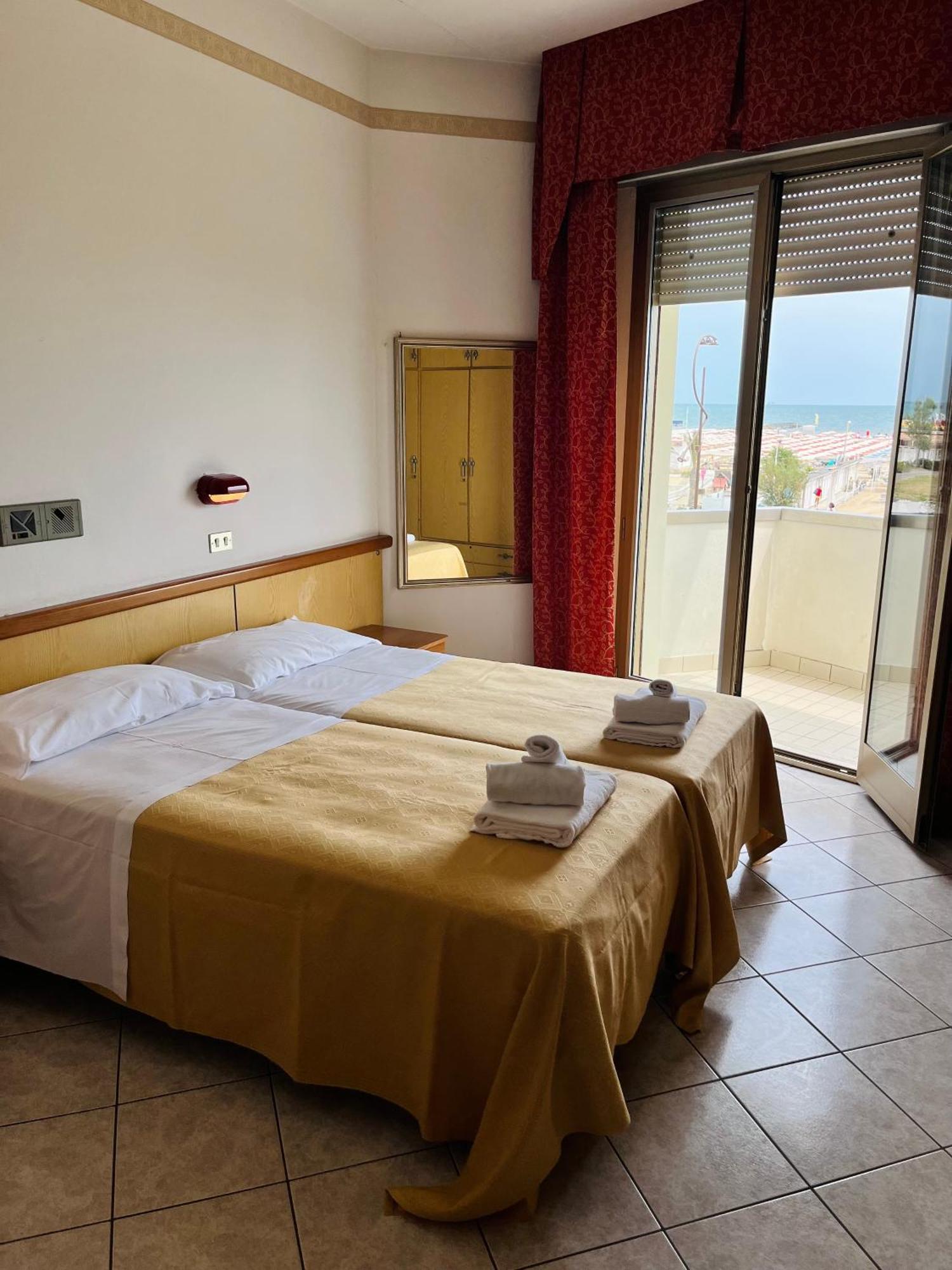 Hotel Columbia Frontemare Rimini Dış mekan fotoğraf